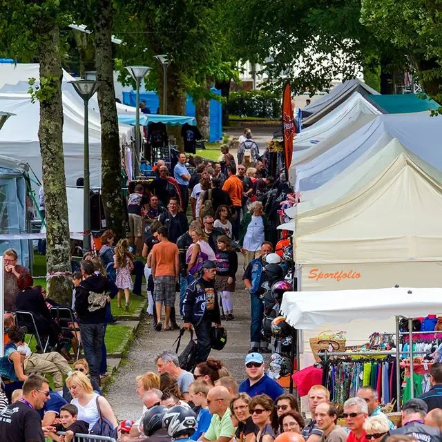 Le village DMBF dans le parc des arènes de Dax en 2013.