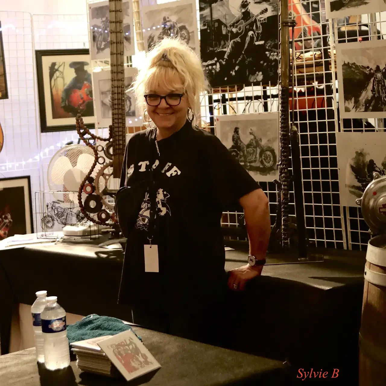 FanFan, bénévole à la boutique du festival DMBF 2024.