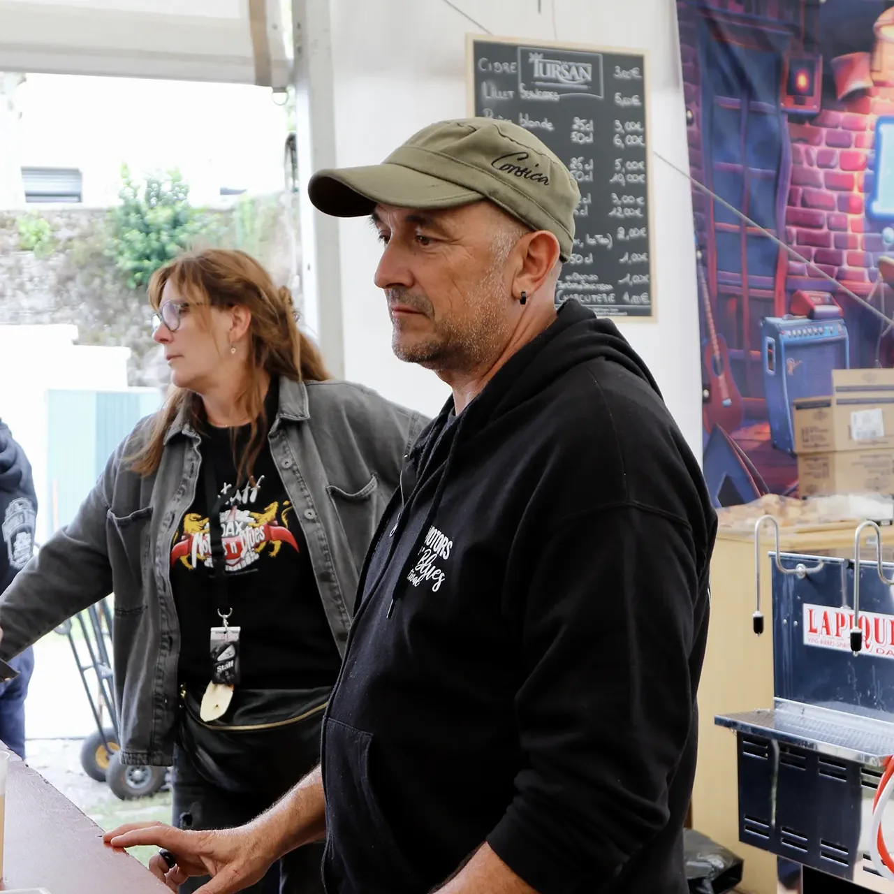 Bénévoles en couple, Virginie et Cyril au Motors & Blues à Dax en 2024.