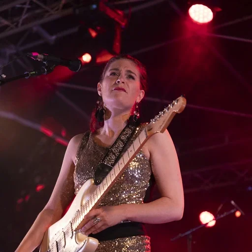 Jessie Lee, chanteuse et guitariste en concert à Dax le 8 juillet 2023.