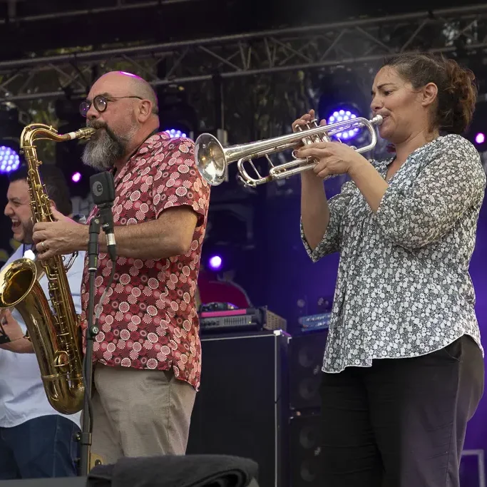 Miss Bee & The Bullfrogs en concert au Motors n' Blues à Dax en 2023.