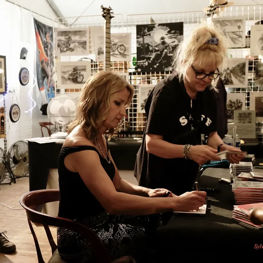 Ana Popovic en dédicace au Motors and Blues de Dax en 2024.