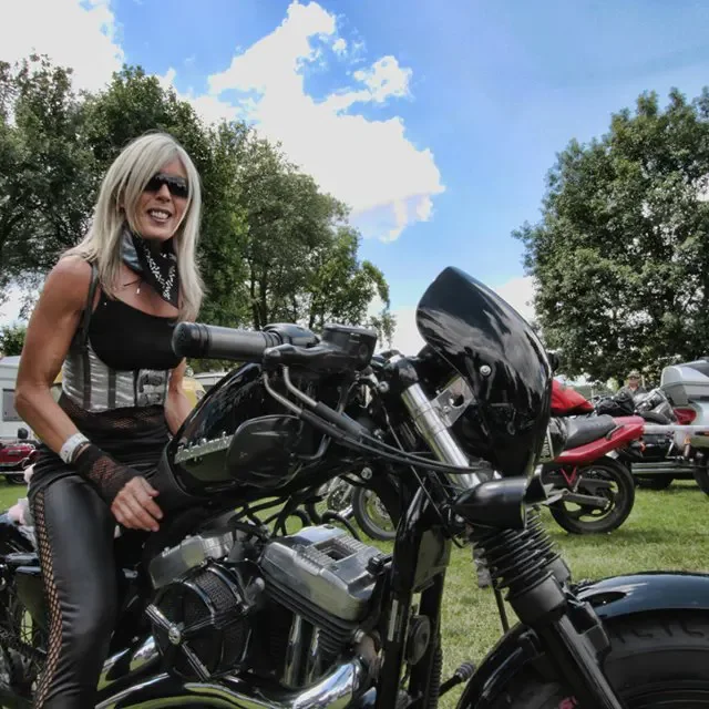 Bikeuse au Motors n' Blues de Dax.