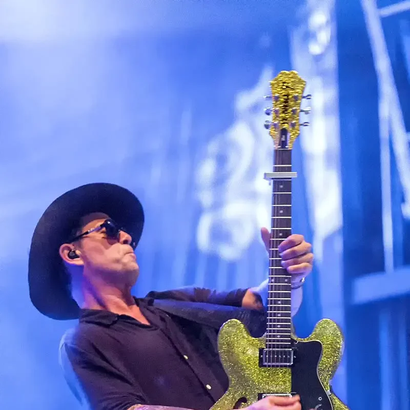 Manu Lanvin en concert au Motors n' Blues de Dax en 2022.