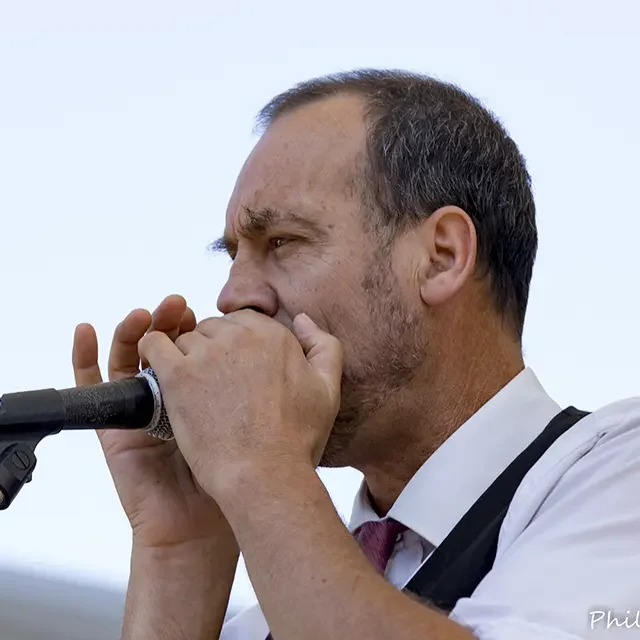 L'harmoniciste australien Ian Giddey de Mountain Men.