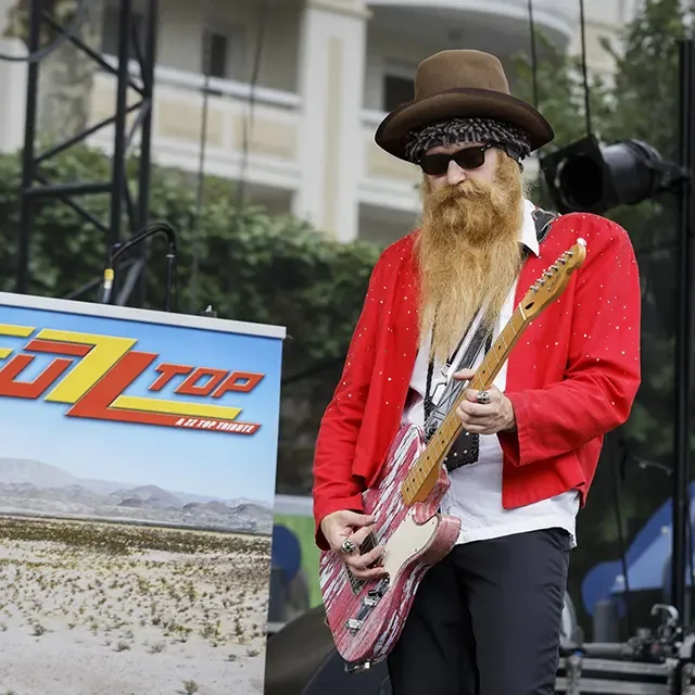 Fuzz Top sur scène au Festival Motors n' Blues à Dax en 2017.