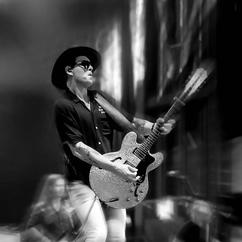 Photo de Manu Lanvin au Motors n' Blues 2022 par Franck Mage.