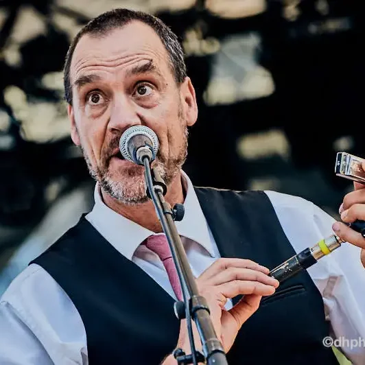 Ian Giddey « Barefoot Iano » en concert au Motors n' Blues 2017.