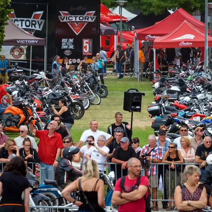 Photos du village Motors n' Blues en juillet 2015.