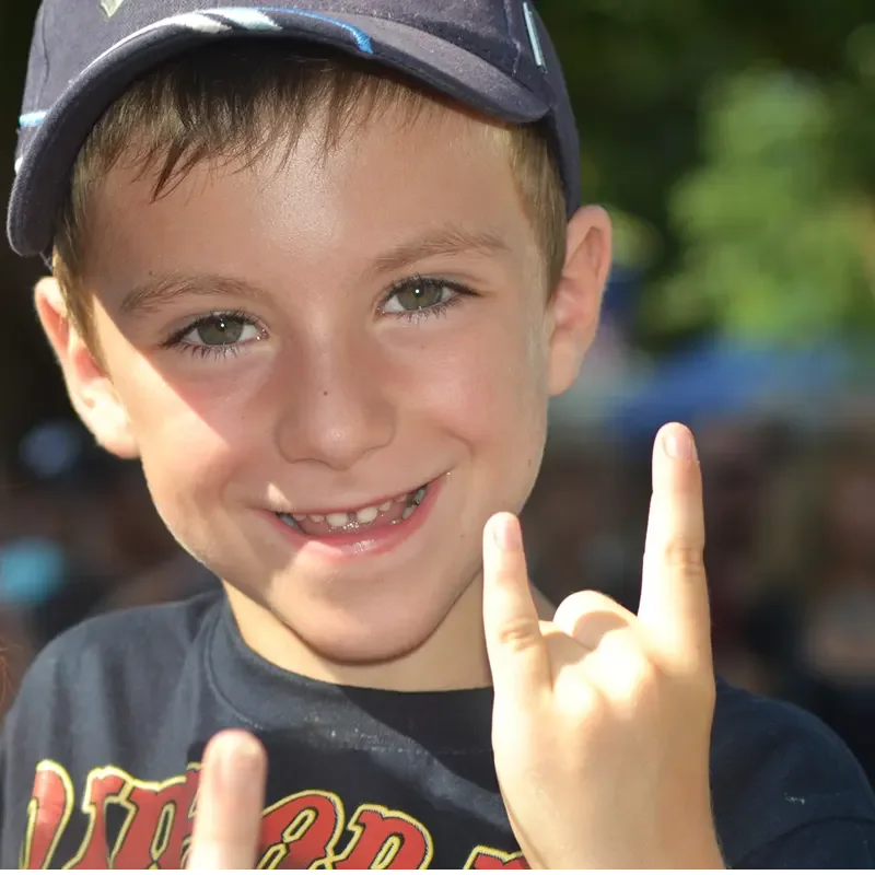 Les kids sont aussi des fans de concerts à Dax.